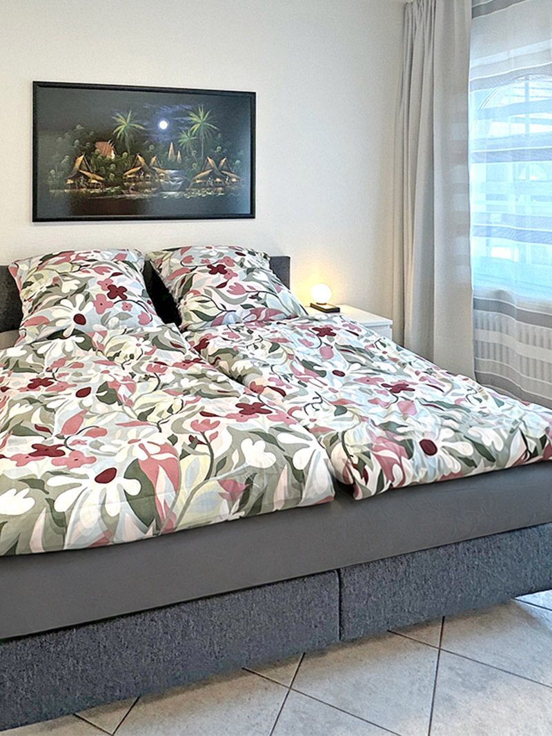 Schlafzimmer mit Doppelbett
