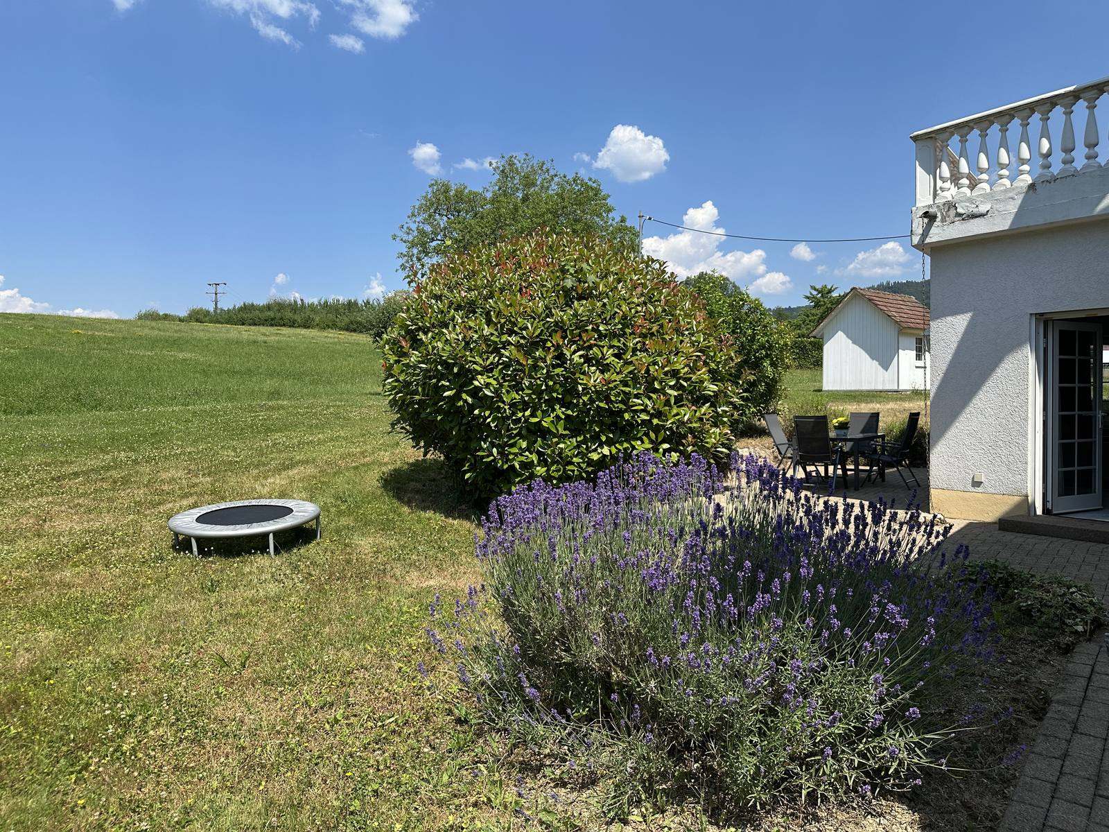 Garten mit Trampolin und weitem Blick ins Grüne