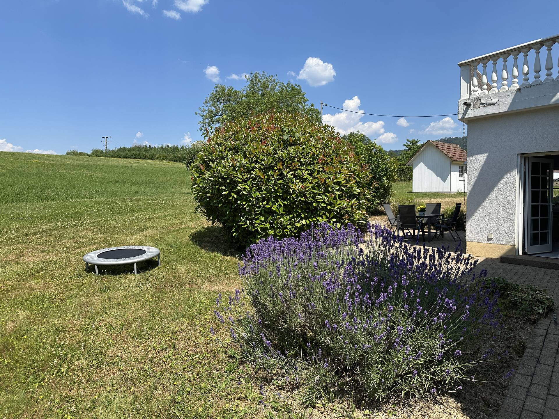 Garten des Hofgut Rombach mit Trampolin und Sitzplatz