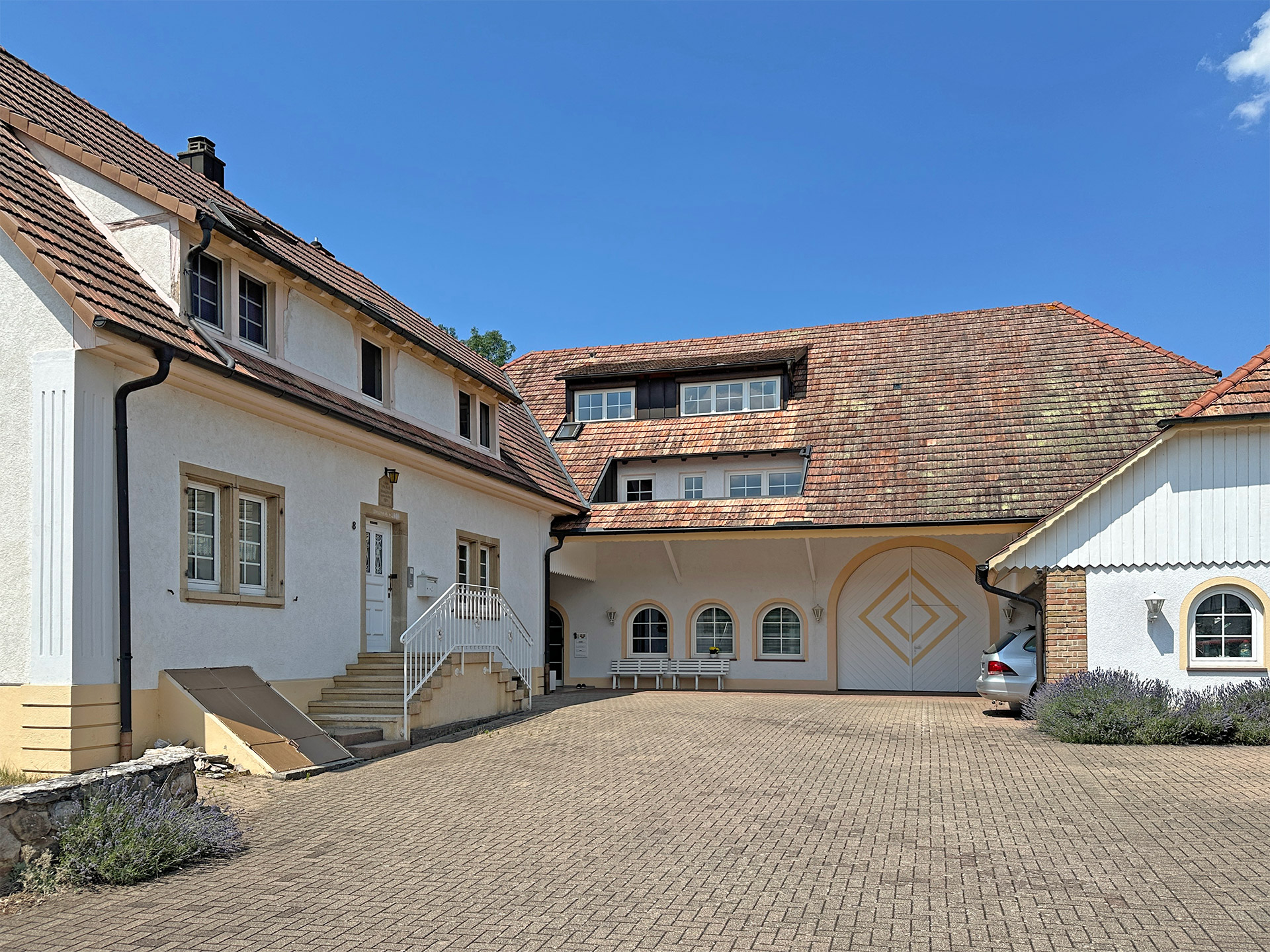 Hofgut Rombach: Eingang und Bogenfenster der Ferienwohnung